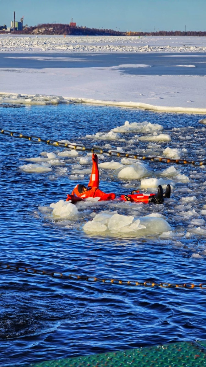 Was ist Ice Floating? Das arktische Eisbrecher-Erlebnis erklärt